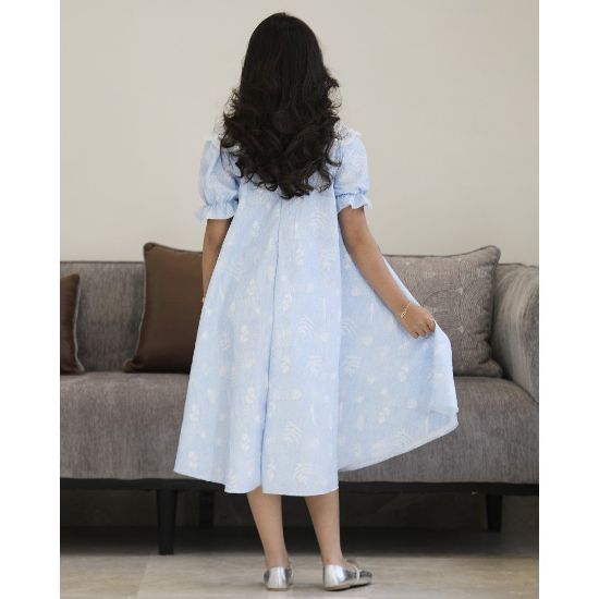 صورة فستان بناتي سماوي مطرز مشجر بياقة فراشة ملكية وقصة كلوش - 1219